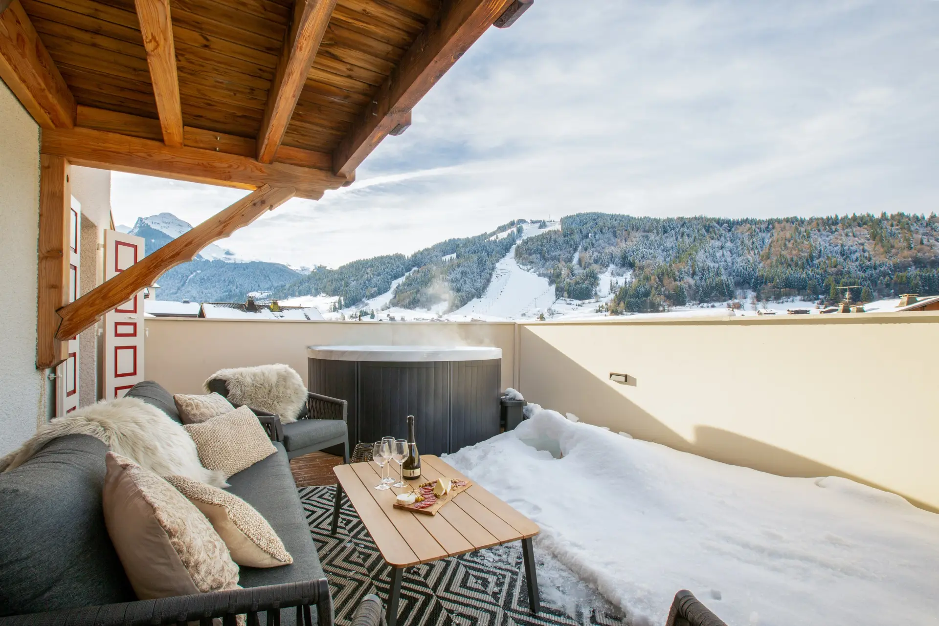 MM Yeti Dining And Hot Tub 10