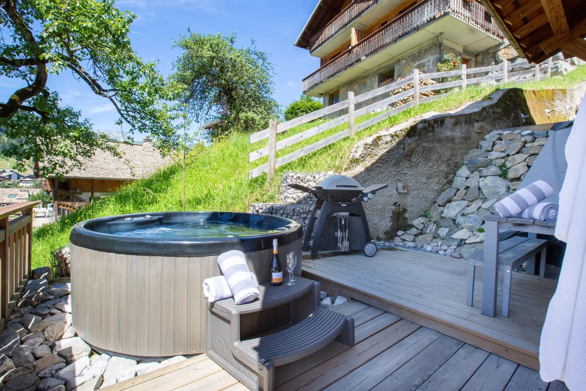 MM Petit Chalet Robin Outside And Living 14