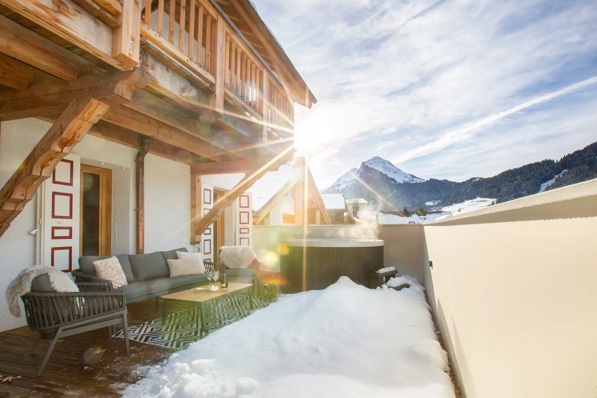 MM Yeti Dining And Hot Tub 9
