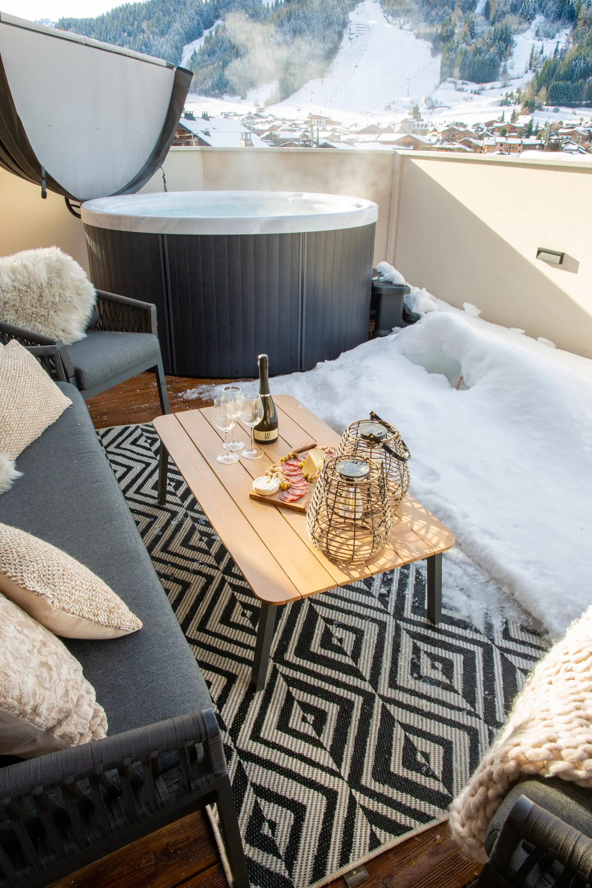 MM Yeti Dining And Hot Tub 11
